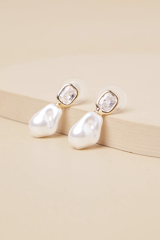 Spectacular Stance Gold Rhinestone Pearl Earrings